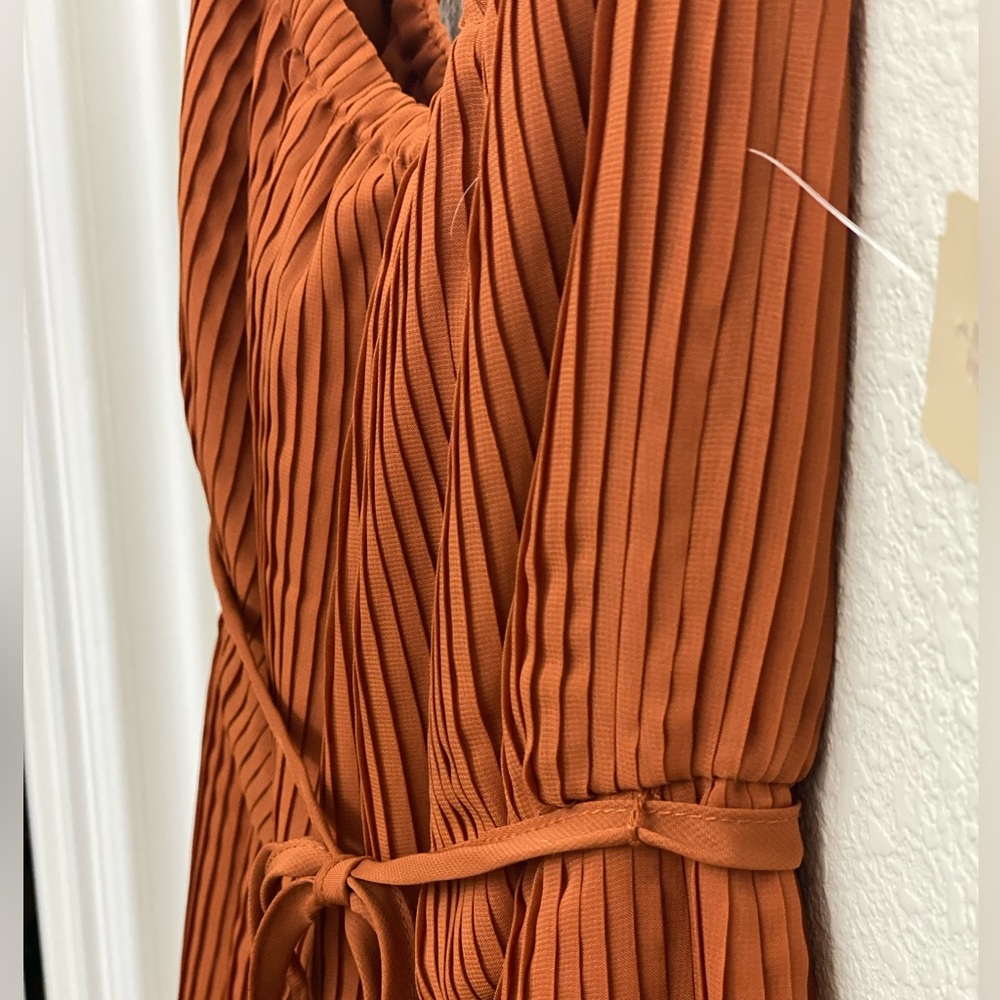 Short strapless pleated dress, rust color